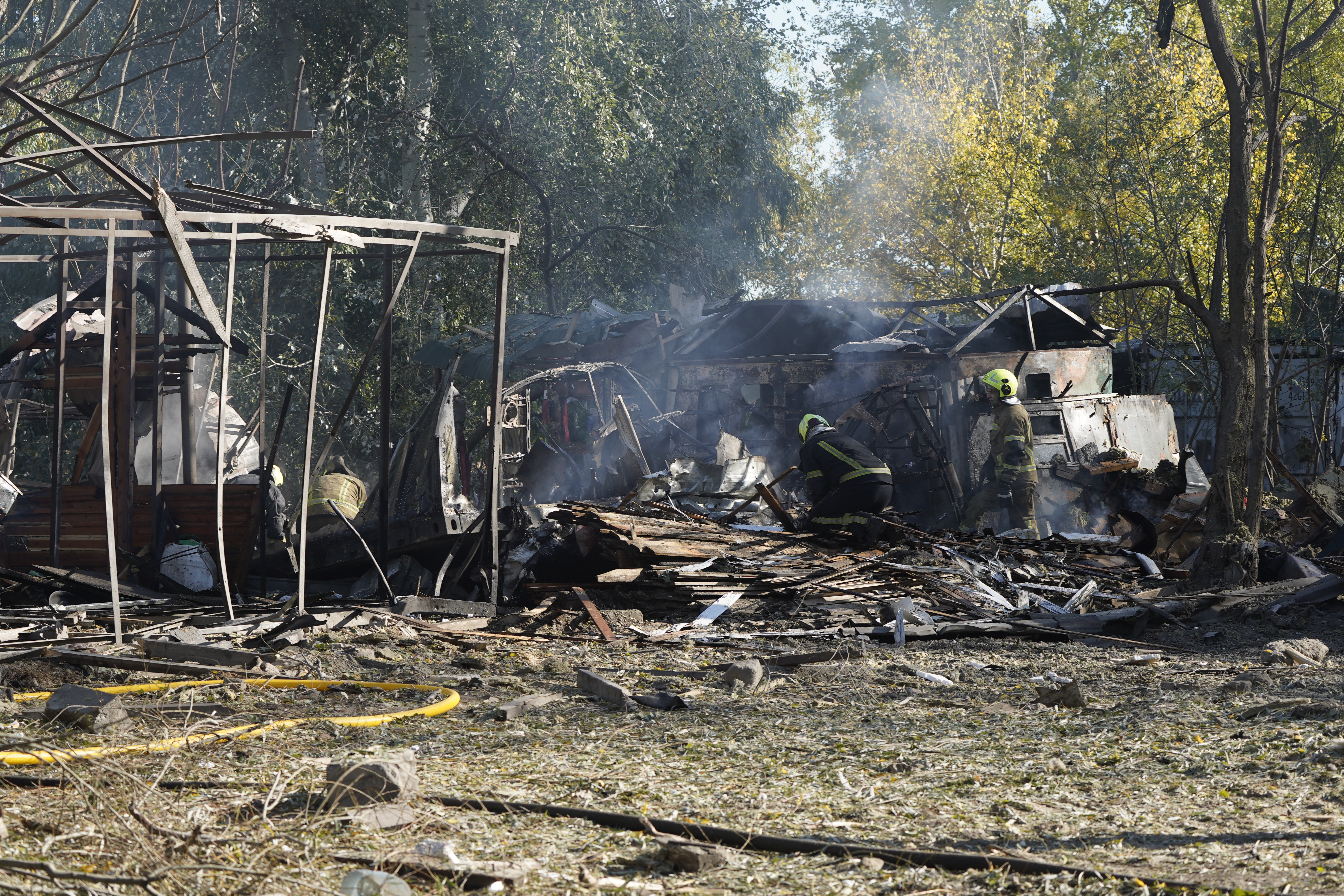 Рятувальники ліквідовують наслідки російської атаки на Оболоні в Києвs